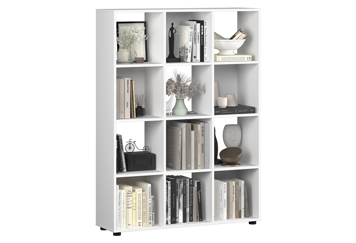 Απεικονίζεται η βιβλιοθήκη γεμάτη με κουτιά αποθήκευσης, βιβλία και διακοσμητικά.